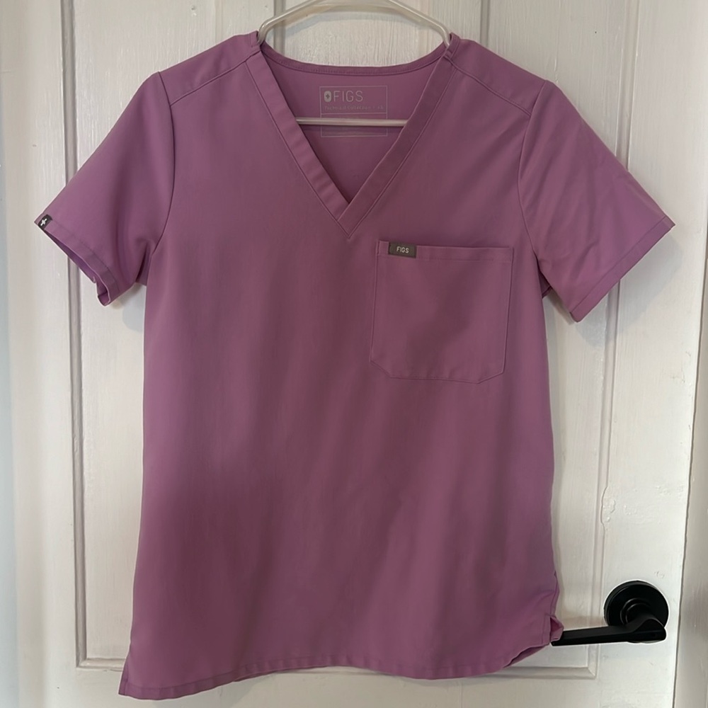 DUSK FIGS SCRUB TOP
